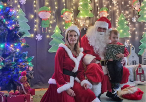 Chłopiec wita się z Mikołajem