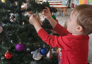 chłopiec zawiesza ozdobę