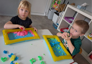 dzieci tworzą zabawne stworki