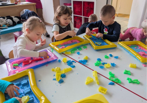 dzieci tworzą zabawne stworki