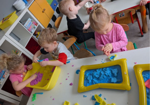 dzieci tworzą zabawne stworki