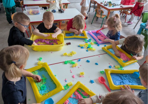 dzieci tworzą zabawne stworki