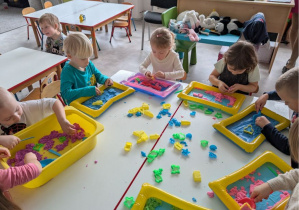 dzieci tworzą zabawne stworki