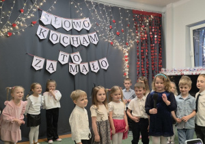 Dzieci na występie z okazji Dnia Babci i Dziadka