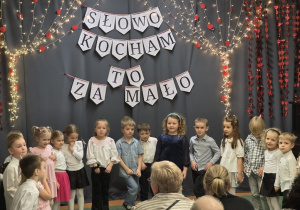 Dzieci na występie z okazji Dnia Babci i Dziadka