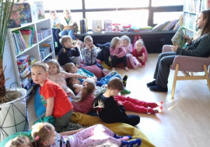 Dzieci podczas zajęć w bibliotece