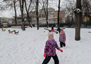 Dzieci bawiące się w ogrodzie przedszkolnym