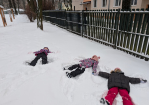 Dzieci bawiące się w ogrodzie przedszkolnym
