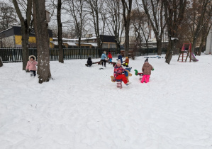 Dzieci bawiące się w ogrodzie przedszkolnym