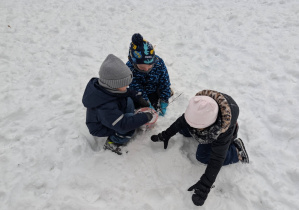 Dzieci bawiące się w ogrodzie przedszkolnym