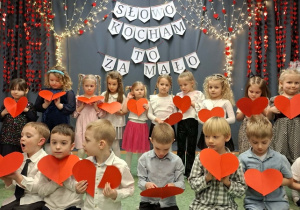 Dzieci na występie z okazji Dnia Babci i Dziadka