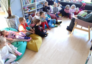 Dzieci podczas zajęć w bibliotece