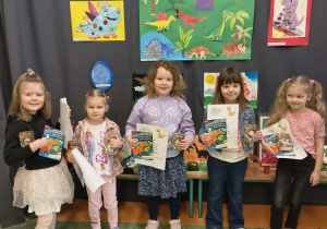 Dzieci z Grupy Wiewiórek pozują do zdjęcia z nagrodami za udział w konkursie