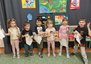 Dzieci z Grupy Misiów pozują do zdjęcia z nagrodami za udział w konkursie