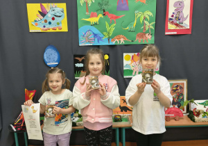 Dzieci z Grupy Zajączków pozują do zdjęcia z nagrodami za udział w konkursie
