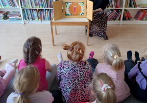 Dzieci oglądają Teatrzyk Kamishibai i słuchają opowiadania o Ryczysławie Potężnym