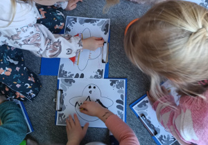 Dzieci podczas pracy twóczej nad przekształcaniem kształtów