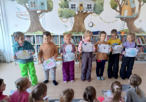 Dzieci prezentują efekty przekształconych samodzielnie kształtów