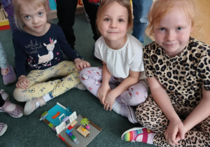 Dziewczynki prezentują hotel zbudowany z klocków LEGO