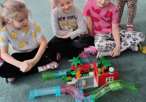 Dziewczynki prezentują miasto zbudowane z klocków LEGO