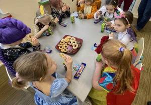 Dzieci podczas poczęstunku