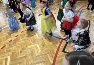 Dzieci bawią się na Balu Karnawałowym