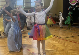 Dzieci bawią się na Balu Karnawałowym