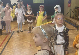 Dzieci bawią się na Balu Karnawałowym