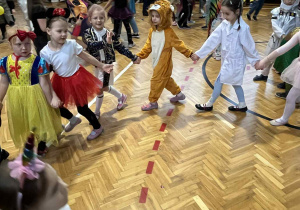 Dzieci bawią się na Balu Karnawałowym
