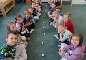 Dzieci pozują do zdjęcia przygotowane do udziału w zabawie "Kto złapie pierwszy?"