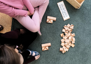 Ułożone z klocków małe pisane litery "k"