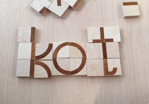 Ułożony z klocków wyraz "kot"