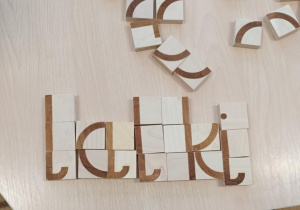 Ułożony z klocków wyraz "lalki"