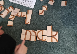 Ułożony z klocków wyraz "mak"