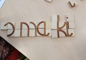 Ułożony z klocków wyraz "smaki"