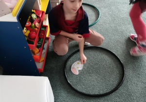 Chłopiec zastanawia się, czy odłożyć obrazek przedstawiający rozbite szkło do czarnego koła