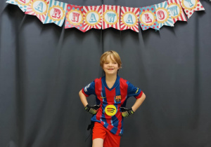 Chłopiec w przebraniu Piłkarza