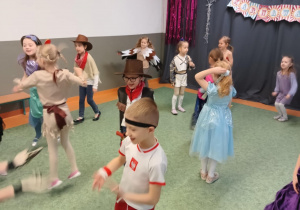 Dzieci bawią się na Balu Karnawałowym