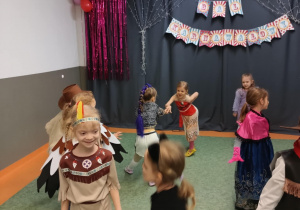 Dzieci bawią się na Balu Karnawałowym