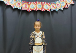 Dziewczynka przebrana za Rubi Łowczynię Demonów