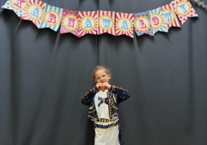 Dziewczynka przebrana za Rubi Łowczynię Demonów