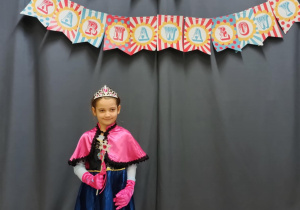 Dziewczynka w przebraniu Anny z Krainy Lodu