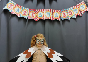 Dziewczynka w przebraniu Sowy