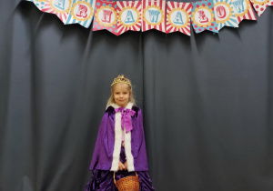 Dziewczynka w przebraniu Księżniczki