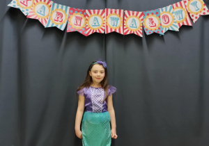 Dziewczynka w stroju Arielki