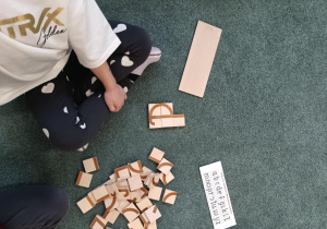 Ułożona z klocków mała litera pisana "d"