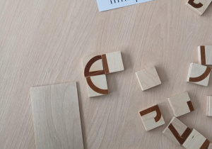 Ułożona z klocków mała litera pisana "e"