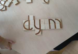 Ułożony z klocków wyraz "dym"