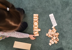 Ułożony z klocków wyraz "moda"