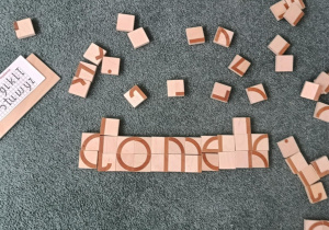 Ułożony z klocków wyraz "domek"